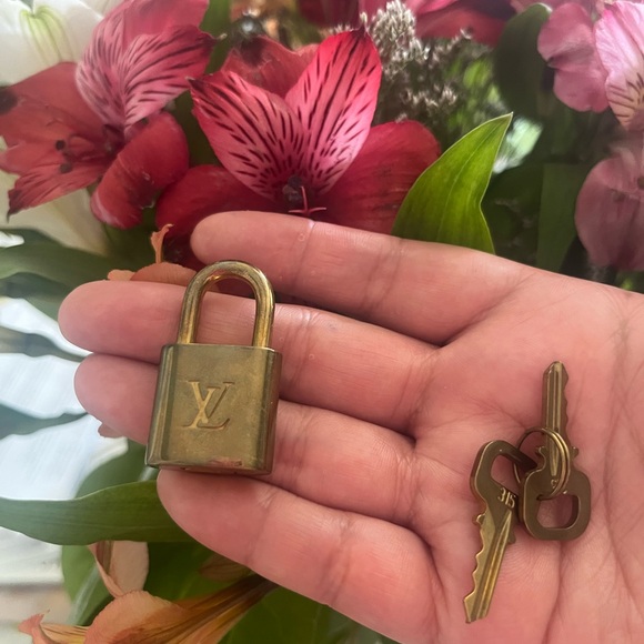 Louis Vuitton vintage lock and key set! - Picture 1 of 8